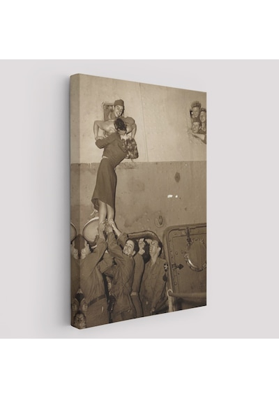 Marlene Dietrich Tutkuyla Öpüşerek İkinci Dünya Savaşından Eve Döndü Kanvas Tablo-5269 50 X 70