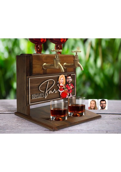 Bk Gift Kişiye Özel Kabartma İsimli Yılbaşı Çift Karikatürlü Çift Musluklu Doğal Ahşap İçki Standı-7, İçki Standı, Doğum Günü Hediyesi, Ev Hediyesi