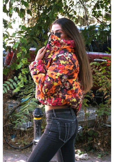 Keyifli Moda Kadın Turuncu Dik Yaka Çiçekli Kısa Şişme Mont - 40 Turuncu