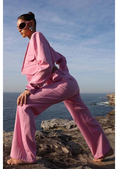 By Dyln Şık Pink Pinstripe Hendrix Pantolon - Mid Rise, Kesik Bel Detayı İle Rahat Fit Pembe By Dyln Şık Pink Pinstripe Hendrix Pantolon - Mid Rise, Kesik Bel Detayı İle Rahat Fit Pembe
