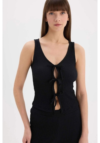 DeFacto Slim Fit Dar Kesim V Yaka Önden Bağlamalı Bürümcük Kolsuz Bluz D3568AX25SPBK81