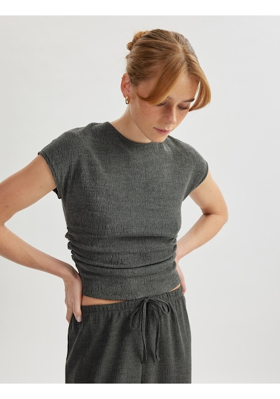 Koton Drape Detaylı Kısa Yarasa Kollu Bisiklet Yaka Slim Fit Dokulu Tişört Antrasit 5sak50156ek Antrasit