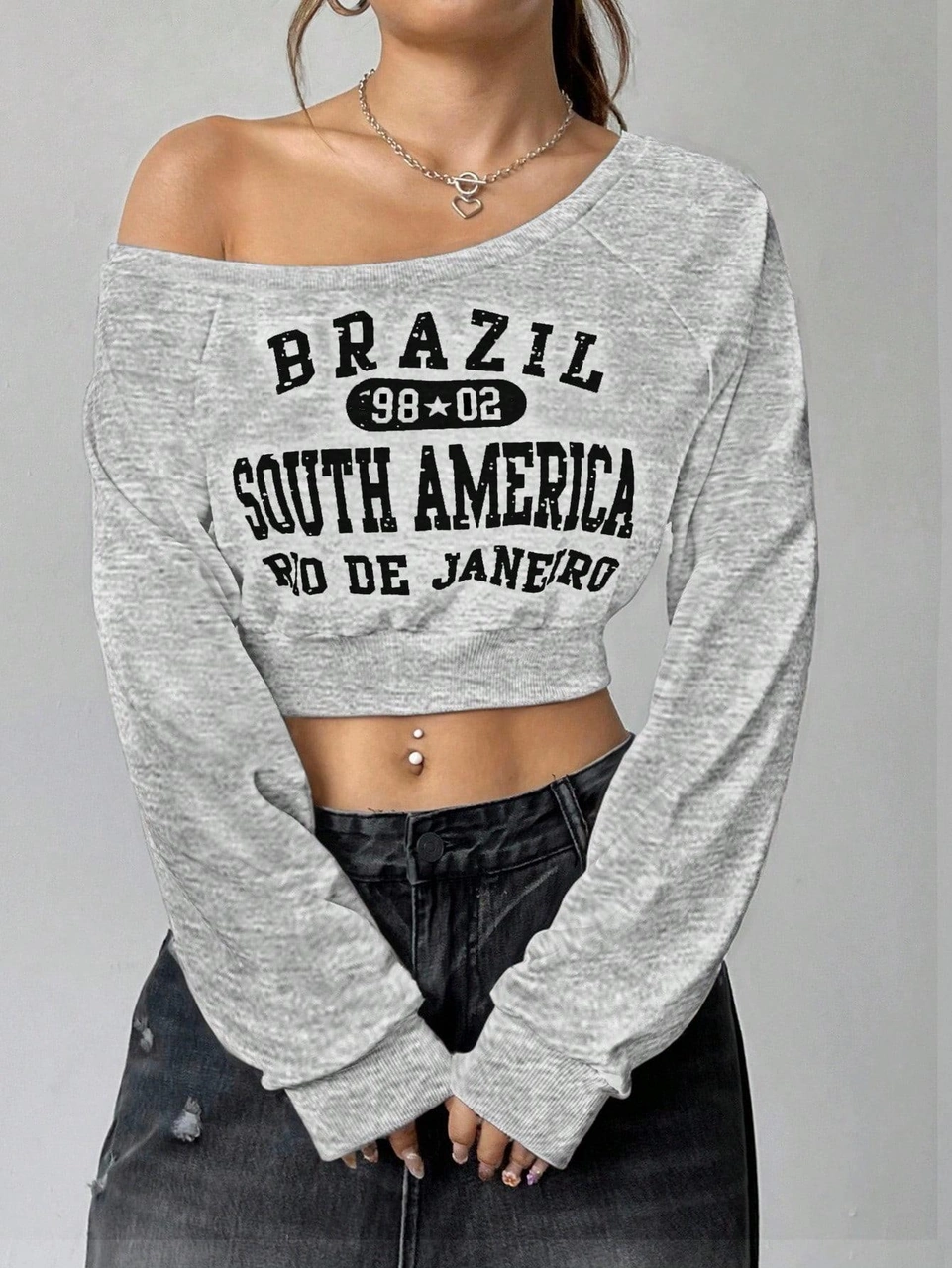 Afri Kadın Gri Brazil South America Baskılı Omzu Açık Crop Sweatshirt Gri