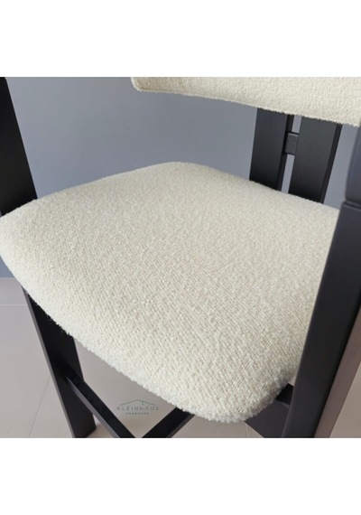 Münih Ahşap Bar Sandalyesi, Tamamen Ahşap, Kişiselleştirilebilir Cila Ve Kumaş Siyah - Beyaz Teddy