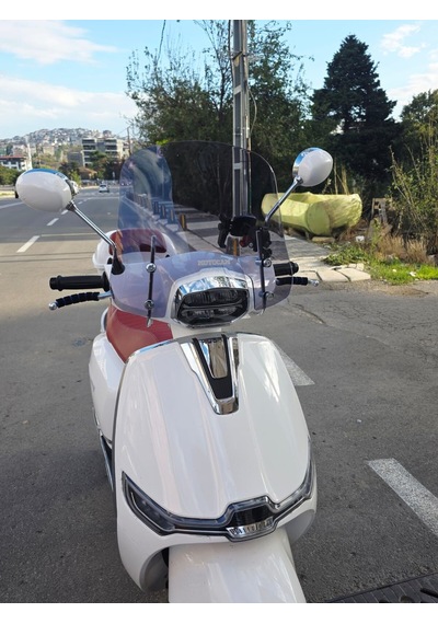 Motocam Yuki Mojito 50 Ön Cam 2022-2026 Model 39cm Füme Renkli 4mm Aparatsız