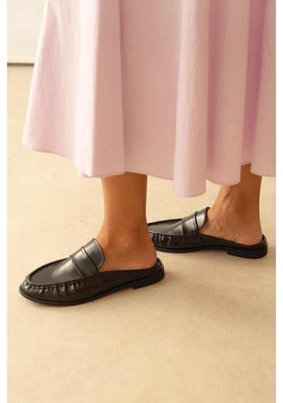 Lutvelizade Loafer 2601 Arkası Açık Büzgülü Siyah Kadın Loafer