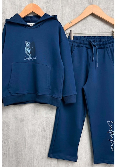 Riccotarz Erkek Çocuk Önü Ve Arkası Kurt Çizim Baskılı Kapüşonlu Sweatshirt Lacivert Eşofman Takım Riccotarz Erkek Çocuk Önü Ve Arkası Kurt Çizim Baskılı Kapüşonlu Sweatshirt Lacivert Eşofman Takım