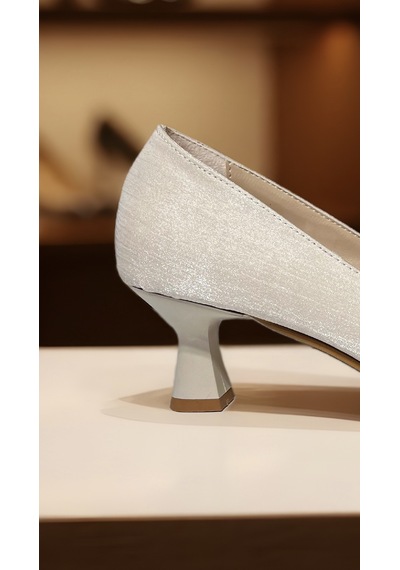 Altın Pabuç Kadın Topuklu Ayakkabı - Stiletto, Her Tarza Uyumlu Klasik Şıklık Krem
