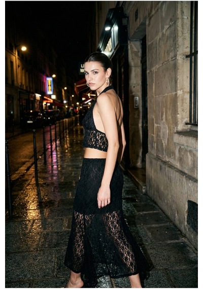 Fashion Cocktail Siyah Dantel Dokulu Feminen Halter Yaka Büstiyer Crop Transparan Midi Etek Gece Takım Fashion Cocktail Siyah Dantel Dokulu Feminen Halter Yaka Büstiyer Crop Transparan Midi Etek Gece Takım