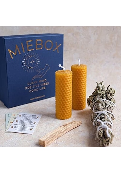 Miebox Arınma Seti 1 Adet Palo Santo Tütsü + 2 Adet Balmumu Mum + 1 Demet Adaçayı Tütsüsü Acı Kahverengi Miebox Arınma Seti 1 Adet Palo Santo Tütsü + 2 Adet Balmumu Mum + 1 Demet Adaçayı Tütsüsü Acı Kahverengi