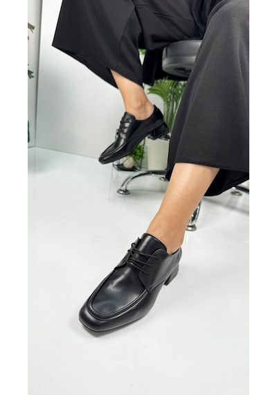 Günlük Kadın Loafer Topuklu Toka Ve Dikiş Detaylı Bağcıklı Küt Burunlu Ayakkabı 1500 Siyah Günlük Kadın Loafer Topuklu Toka Ve Dikiş Detaylı Bağcıklı Küt Burunlu Ayakkabı 1500 Siyah