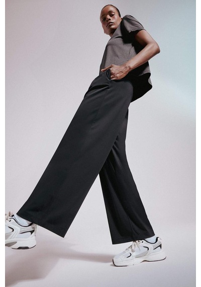 DeFactoFit Straight Fit Geniş Paça Standart Boy İnce Sporcu Pantolon E2542AX25SMBK81