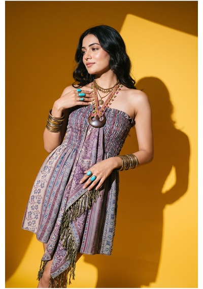 Fashion Cocktail Mistik Doğu Bohem Hint İşi Şal Desenli Püsküllü Hindistancevizi Aksesuarlı Bağlamalı Lastikli Simli Kumaş Straples Elbise Gri Fashion Cocktail Mistik Doğu Bohem Hint İşi Şal Desenli Püsküllü Hindistancevizi Aksesuarlı Bağlamalı Lastikli Simli Kumaş Straples Elbise Gri