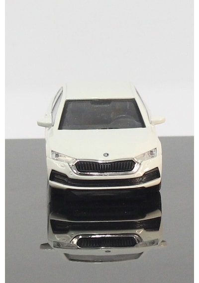 Toyaş Skoda Octavia  Model Çek Bırak Araba 11 CM Beyaz