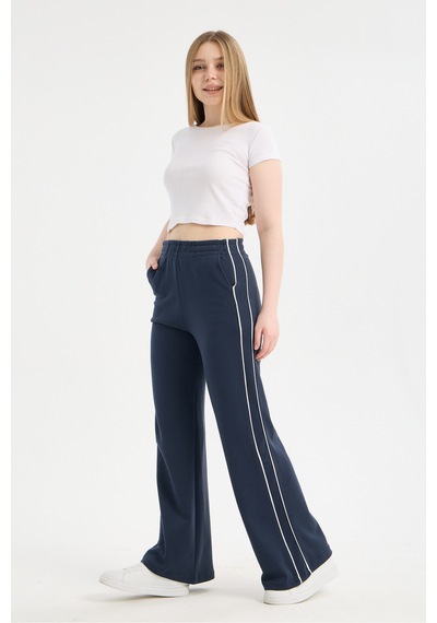 Gugus Kadın Trend Bol Paça Modal Kumaş Eşofman Altı Çift Cepli Wide Leg Yanları Beyaz Şeritli Lacivert-2 Gugus Kadın Trend Bol Paça Modal Kumaş Eşofman Altı Çift Cepli Wide Leg Yanları Beyaz Şeritli Lacivert-2