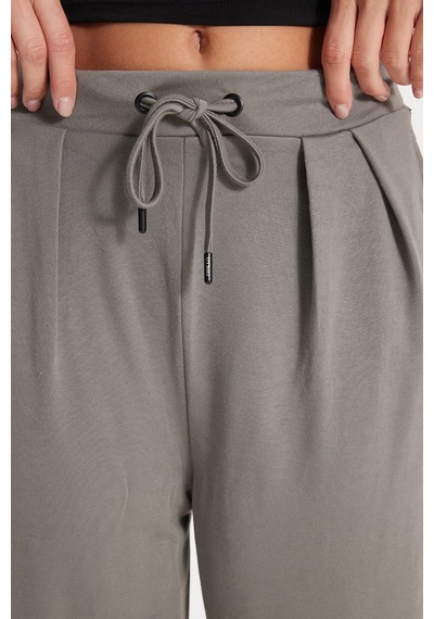 Tudors Kadın Regular Fit Klasik Kesim Beli Bağcıklı Pileli Çift Cepli Gri Pantolon-50825