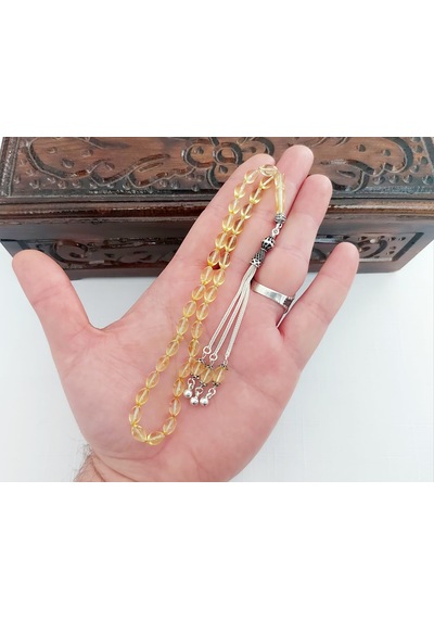 Damla Kehribar El Boy Arpa Kesim Gümüş Püsküllü Tesbih... Damla Gr : 6,1 Gümüş Gr : 4,7 Ölçü: 5,5 X 9,5 Şeffaf - Sarı Damla Kehribar El Boy Arpa Kesim Gümüş Püsküllü Tesbih... Damla Gr : 6,1 Gümüş Gr : 4,7 Ölçü: 5,5 X 9,5 Şeffaf - Sarı
