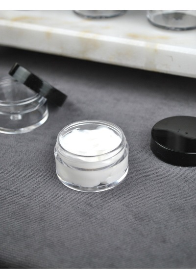 Qualitev 10 Adet Mika 10 Ml Krem Kavanoz Küçük 4 Cm Takı Siyah Kapaklı Mini Seyahat Krem Kavanozu Şeffaf