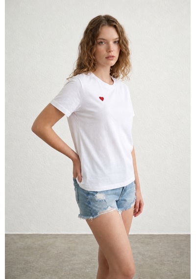 Küçük Kalp Desenli Beyaz T-shirt