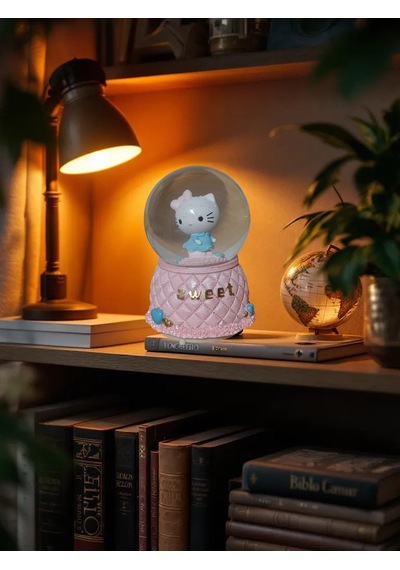 Sevdiklerinizi Mutlu Edecek Sihirli Hediye Seti: Hello Kitty Kar Küresi, Masa Lambası Ve Müzikli Takı Kutusu 001