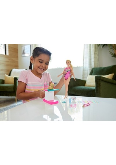 Barbie Seyahatte Yüzücü Barbie Oyun Seti - 30 Cm Bebek Dalış Taht