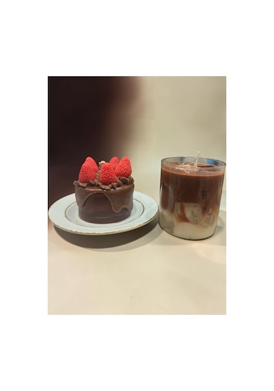 Cafe Latte Mum Ve Çilekli Pasta Mum 8x8 Cm Hediyelik, Sunum, Görsel Şölen Kırmızı