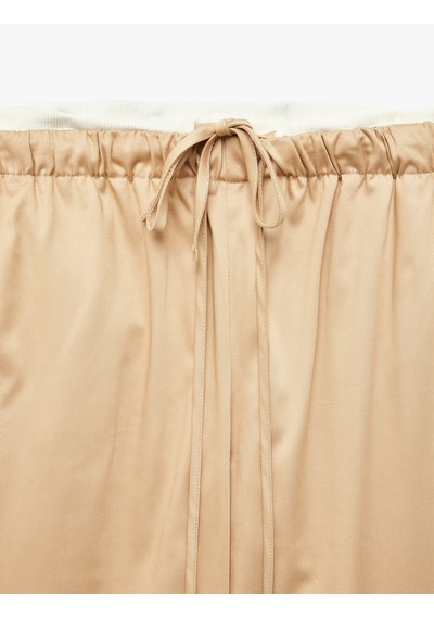 Koton Cepli Katmanlı Beli Bağcıklı Rahat Kalıp Gabardin Geniş Paça Pantolon Bej 6sal40107ıw Ekru Koton Cepli Katmanlı Beli Bağcıklı Rahat Kalıp Gabardin Geniş Paça Pantolon Bej 6sal40107ıw Ekru
