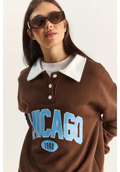 Shade Kadın Polo Yaka Chicago Baskılı Üç İplik Şardonlu Sweatshirt 60601050 - Acı Kahve Çok Renkli Shade Kadın Polo Yaka Chicago Baskılı Üç İplik Şardonlu Sweatshirt 60601050 - Acı Kahve Çok Renkli
