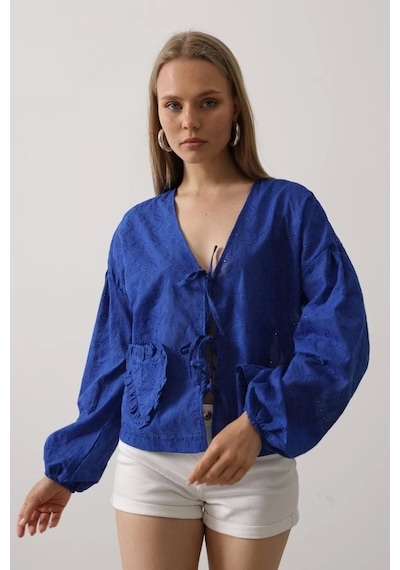Defymoda Kalp Detaylı Bağlamalı Brode Bluz - Saks Saks