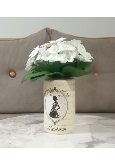 Vazoda Beyaz Yapay Çiçek Dekoratif Madam Desenli Vazo Dahil 7 x 7 x 16 CM