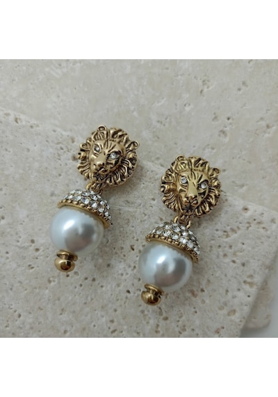 Lente Aksesuar Gold Renk Aslan Figürlü Sallantılı İnci Küpe Parlak Taş Detaylı Antik Tarz Altın