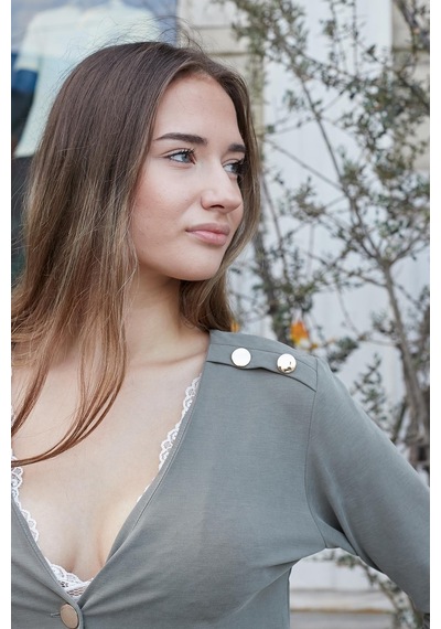 Kadın İpeksi Esnek Modal Kumaş V Yaka Uzun Kol Omuz Aksesuarlı Düğmeli Uzun Blazer Ceket-haki Haki Kadın İpeksi Esnek Modal Kumaş V Yaka Uzun Kol Omuz Aksesuarlı Düğmeli Uzun Blazer Ceket-haki Haki