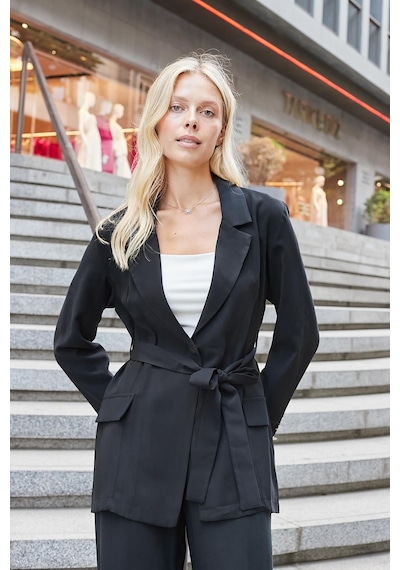 Kadın İpeksi Modal Kumaş Yakalı Cep Kapaklı Kolları Düğmeli Bağcıklı Uzun Blazer Baharlık Ceket-siyah Siyah Kadın İpeksi Modal Kumaş Yakalı Cep Kapaklı Kolları Düğmeli Bağcıklı Uzun Blazer Baharlık Ceket-siyah Siyah
