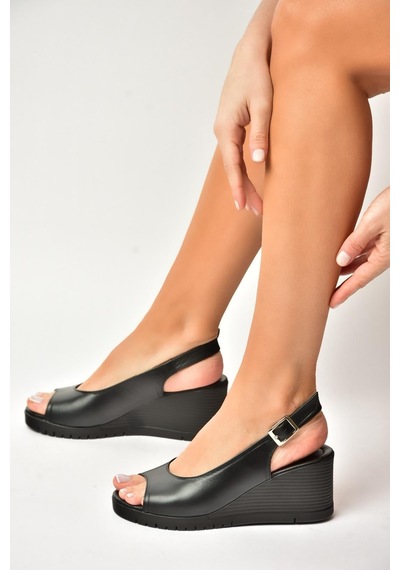 Fox Shoes Y555344003 Siyah Hakiki Deri Dolgu Tabanlı Kadın Sandalet