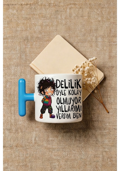 Delilik Öyle Kolay Olmuyor Yıllarımı Verdim Ben Yazılı Baskılı Seramik Hediye Kupa Bardak Çok Renkli