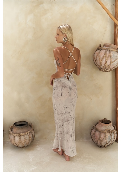 Mai Collection Mai Studios Co. Diavonesta Bağcık Detay Dekolteli Bej Uzun Elbise Bej