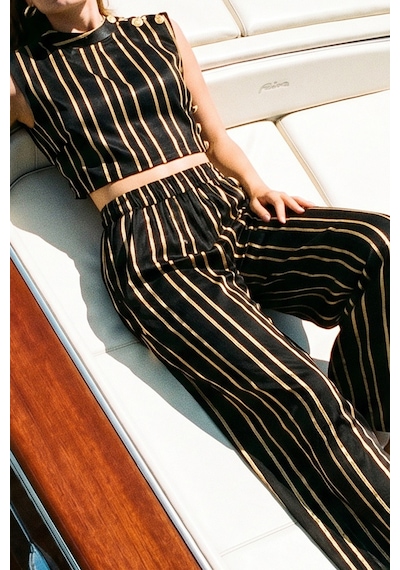 Fashion Cocktail Akıcı Kumaşlı Altın Düğmeli Apoletli Çizgili Bel Lastikli Pantolon Kolsuz Boyunlu Dökümlü Mat Saten Crop Top Takım Set Lacivert Fashion Cocktail Akıcı Kumaşlı Altın Düğmeli Apoletli Çizgili Bel Lastikli Pantolon Kolsuz Boyunlu Dökümlü Mat Saten Crop Top Takım Set Lacivert