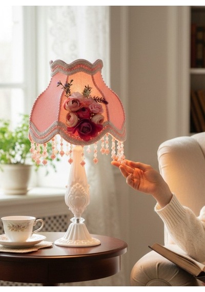 Gül Kurusu Kadife Kaplama Çiçek Ve İnci Detaylı Başlık Metal Beyaz Ayaklı Klasik Abajur 50x30cm Pembe