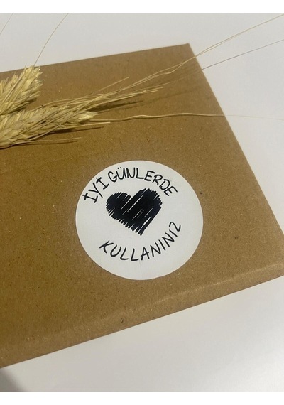 İyi Günlerde Kullanın Siyah Yazılı Ortası Çizim Kalpli Yuvarlak Yapışkanlı Etiket 4x4 Cm 120 Adet