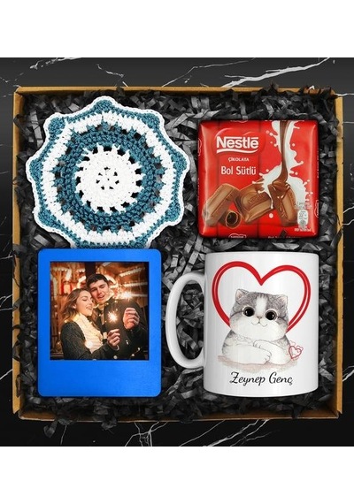Sevgililer Gününe Özel Tasarım Kupa & Kişiye Özel Fotoğraf Çerçevesi & Handmade Makrome Bardak Altlığı & Nestle Çikolata