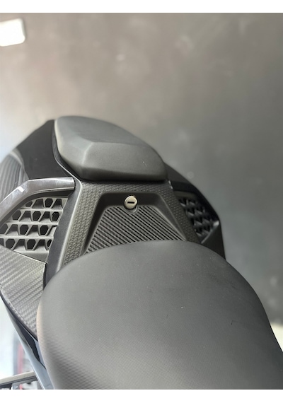 Bmw S1000Rr Koltuk Ortası Kilit Karbon Sticker