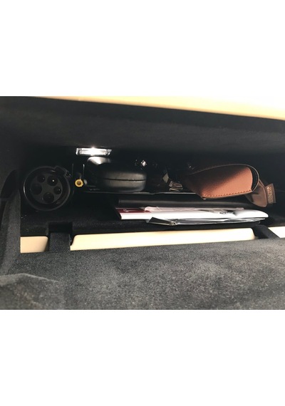 2017 Tesla Model S Torpido Gözü Rafı