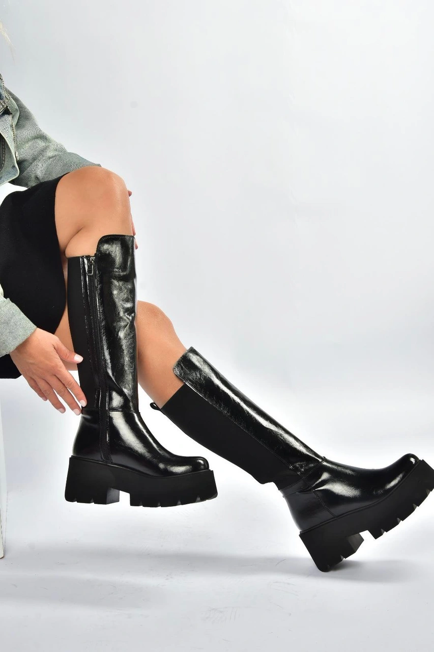 Fox Shoes R820060760 Siyah Rustik Kalın Tabanlı Arkası Lastik Detaylı Kadın Çizme Siyah-rustik
