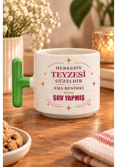 Herkesin Teyzesi Güzeldir Ama Benimki Biraz Şov Yapmış Baskılı T Kupa - Kırmızı Yeşil Kulp