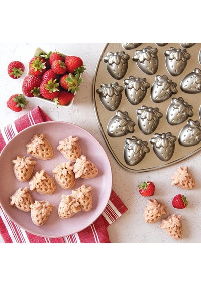 Nordicware Mini Çilekler Kek Kalıbı Renkli