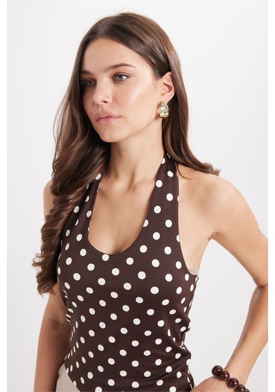 Tudors Kadın Standart Fit Normal Kesim Halter Yaka Kolsuz Puantiyeli Kahverengi Bluz-50988