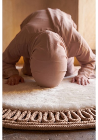 Merplush Mihraplı Peluş Seccade 75x130 Cm Süet Taban Yıkanabilir Yumuşak Namaz Halısı Krem - Taba