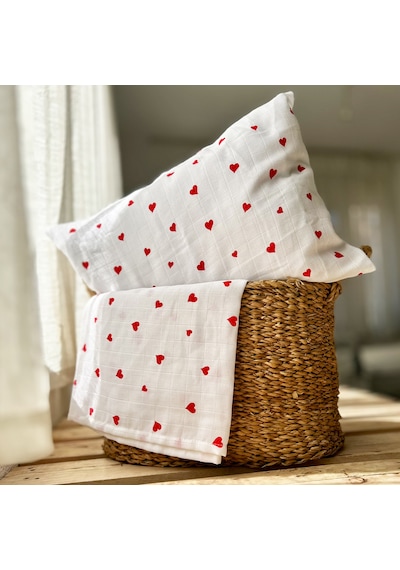 %100 Pamuklu İki Katlı Kırmızı Kalp Desenli Müslin Örtü 100x110 Ve Müslin Yastık Kılıfı 35x45