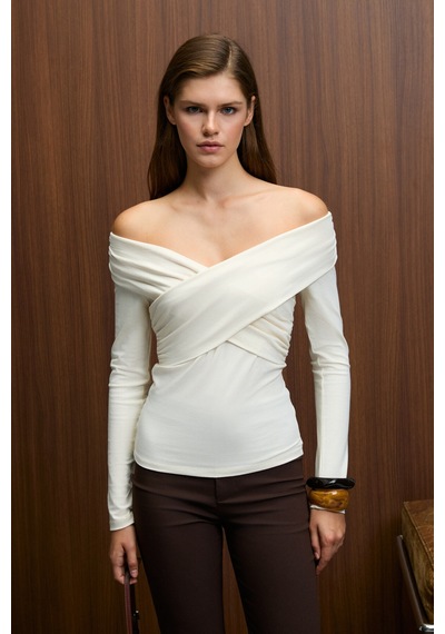 Grımelange Selunette Kadın Asimetrik Yakalı Omuzu Açık Esnek Kumaşlı Vücudu Saran Slim Fit Ekru Bluz Ekru