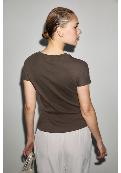 Grımelange Katena Kadın Yumuşak Ve Esnek Kumaşlı Yuvarlak Yakalı Düğme Detaylı Slim Fit Kahverengi T